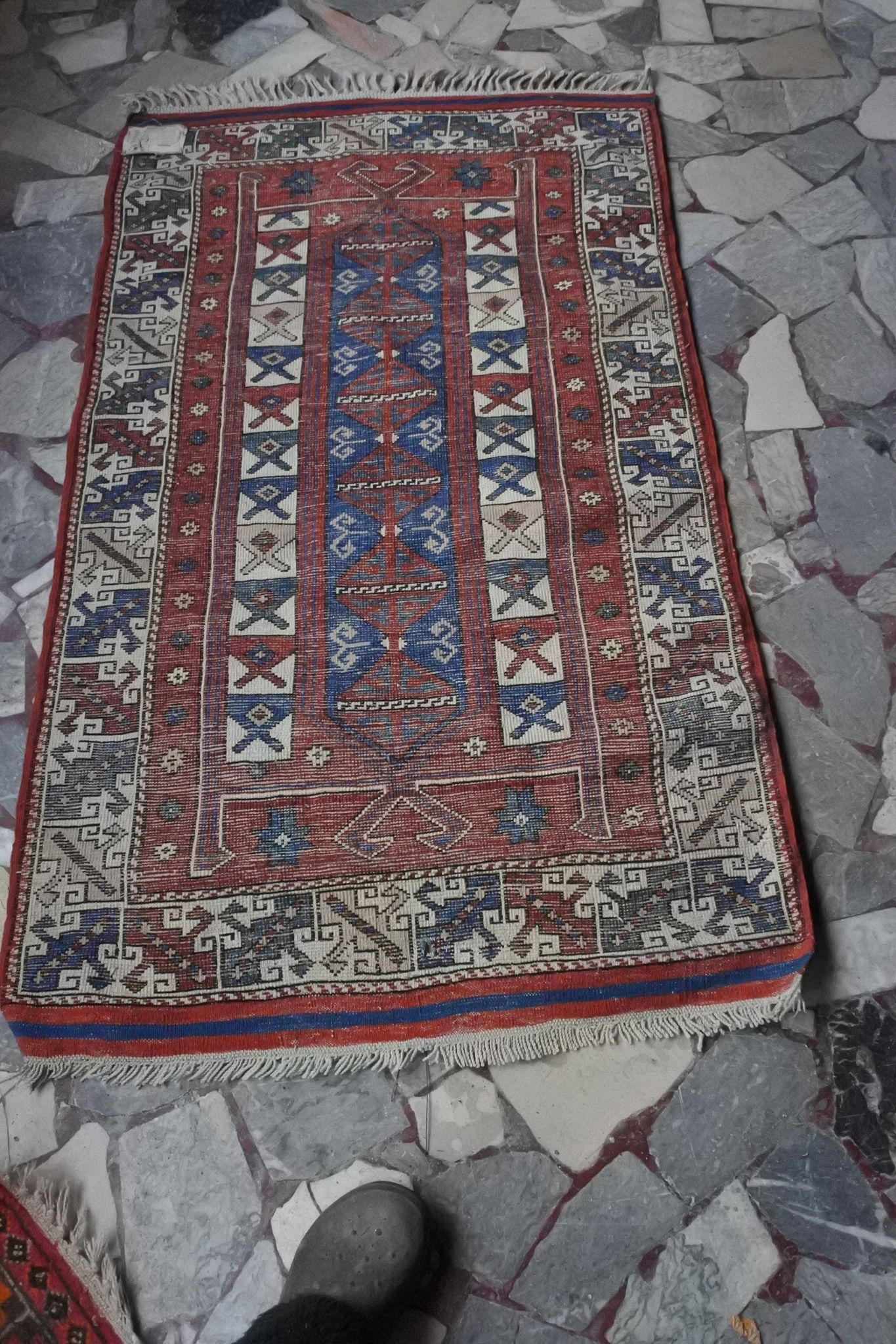 Vintage hand-knotted kazak rug 185x127cm