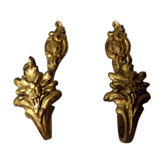 Pair of hooks