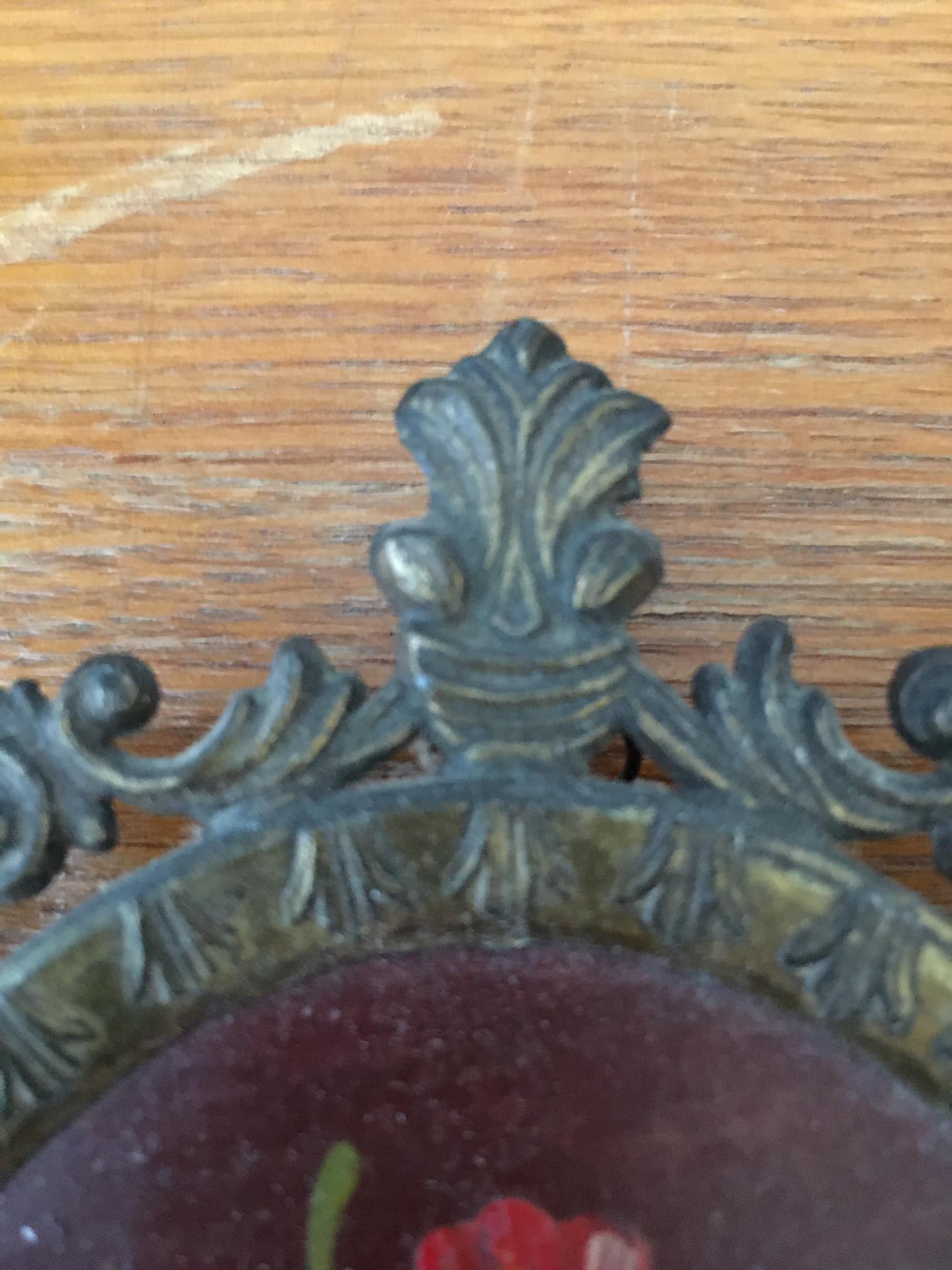 Cadre en métal doré et peinture sur bois avec bouquet de fleurs