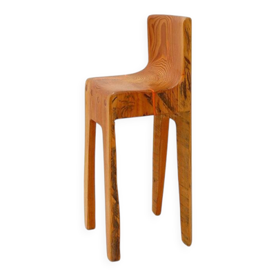 Chaise haute sculpturale de style brutaliste en chêne massif