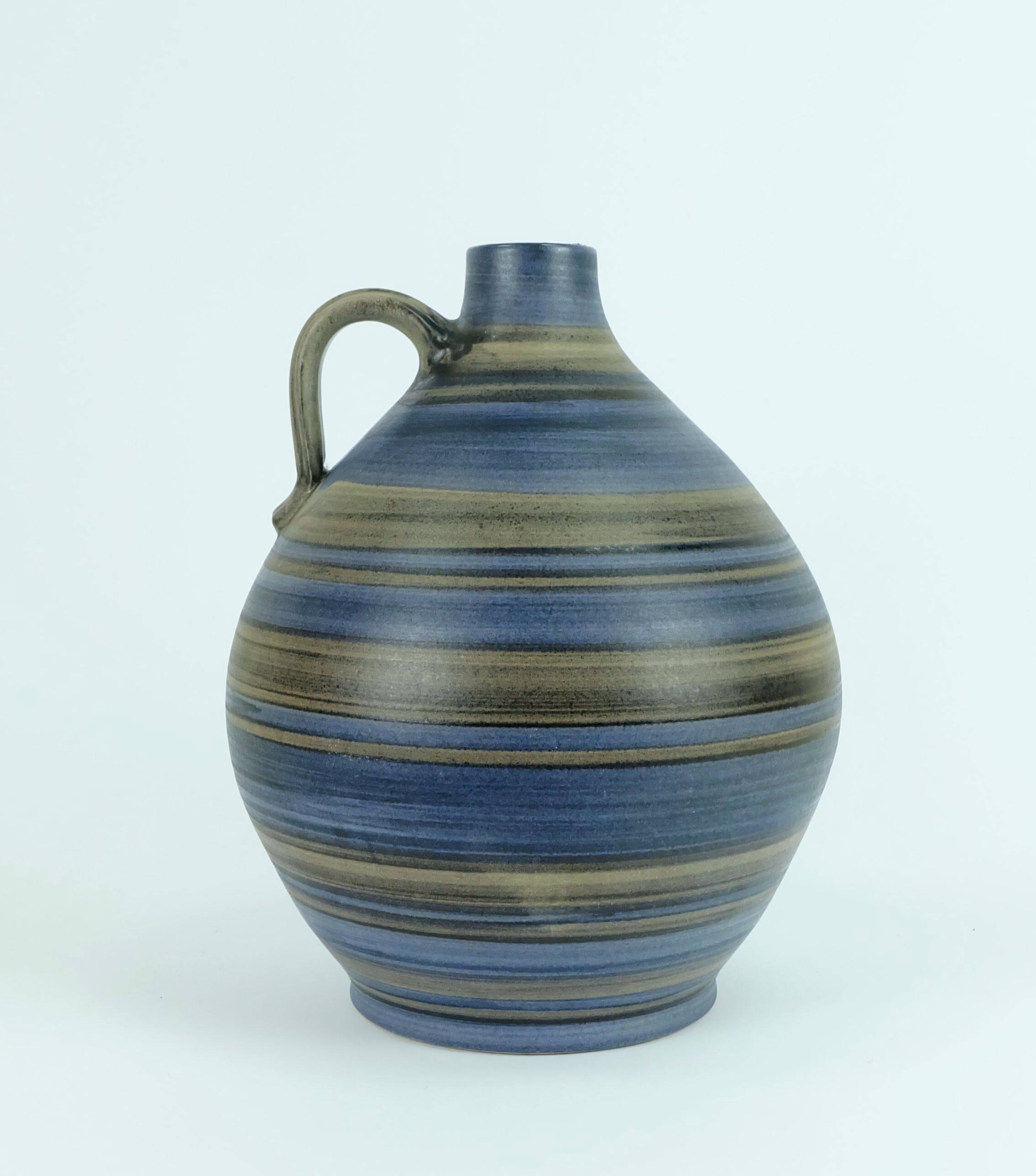VASE en forme de cruche des années 1950 avec un motif rayé en bleu, marron et noir modèle 252/30