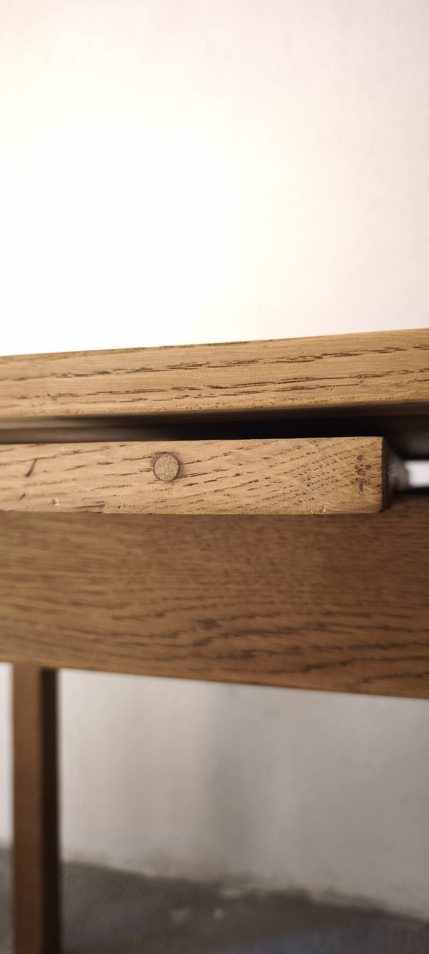 Extendable farmhouse table in solid oak, renovated.