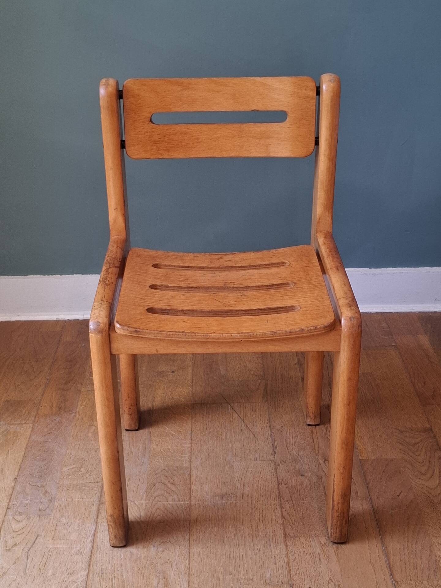 Chaise enfant moderniste