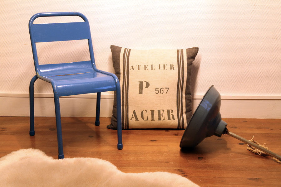 Chaise métallique industrielle bleue pour enfant