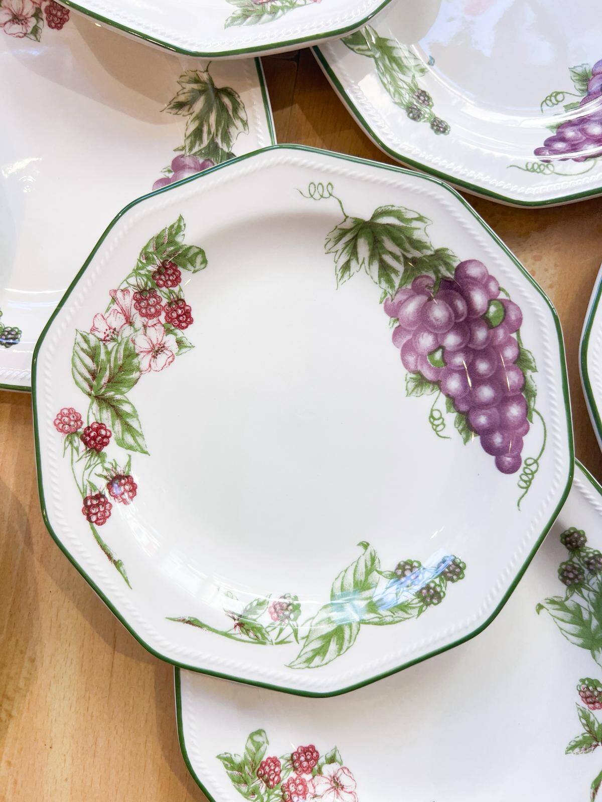 11 dessert plates Churchill - England