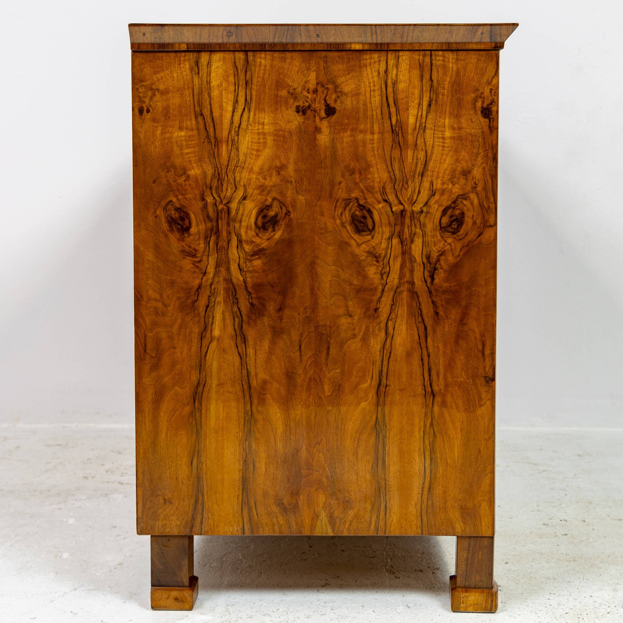 Grande commode Biedermeier en placage de noyer 1820-1840