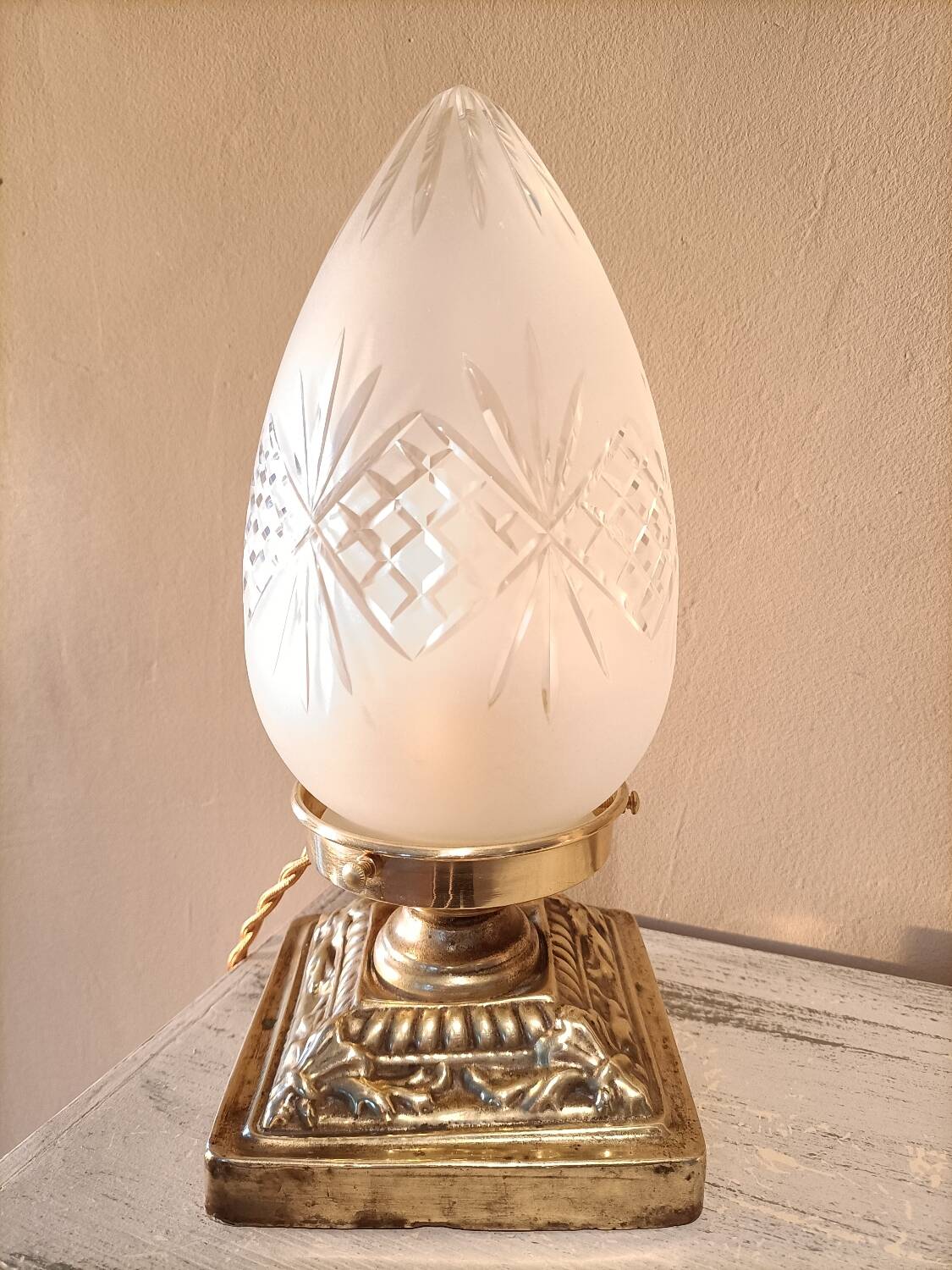 Chiseled glass lamp with brass base - bronze
