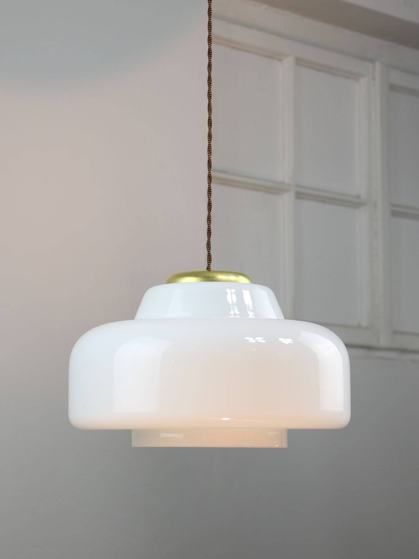 Lampe à Suspension Mid-Century en Laiton et Opaline, Italie, 1950s
