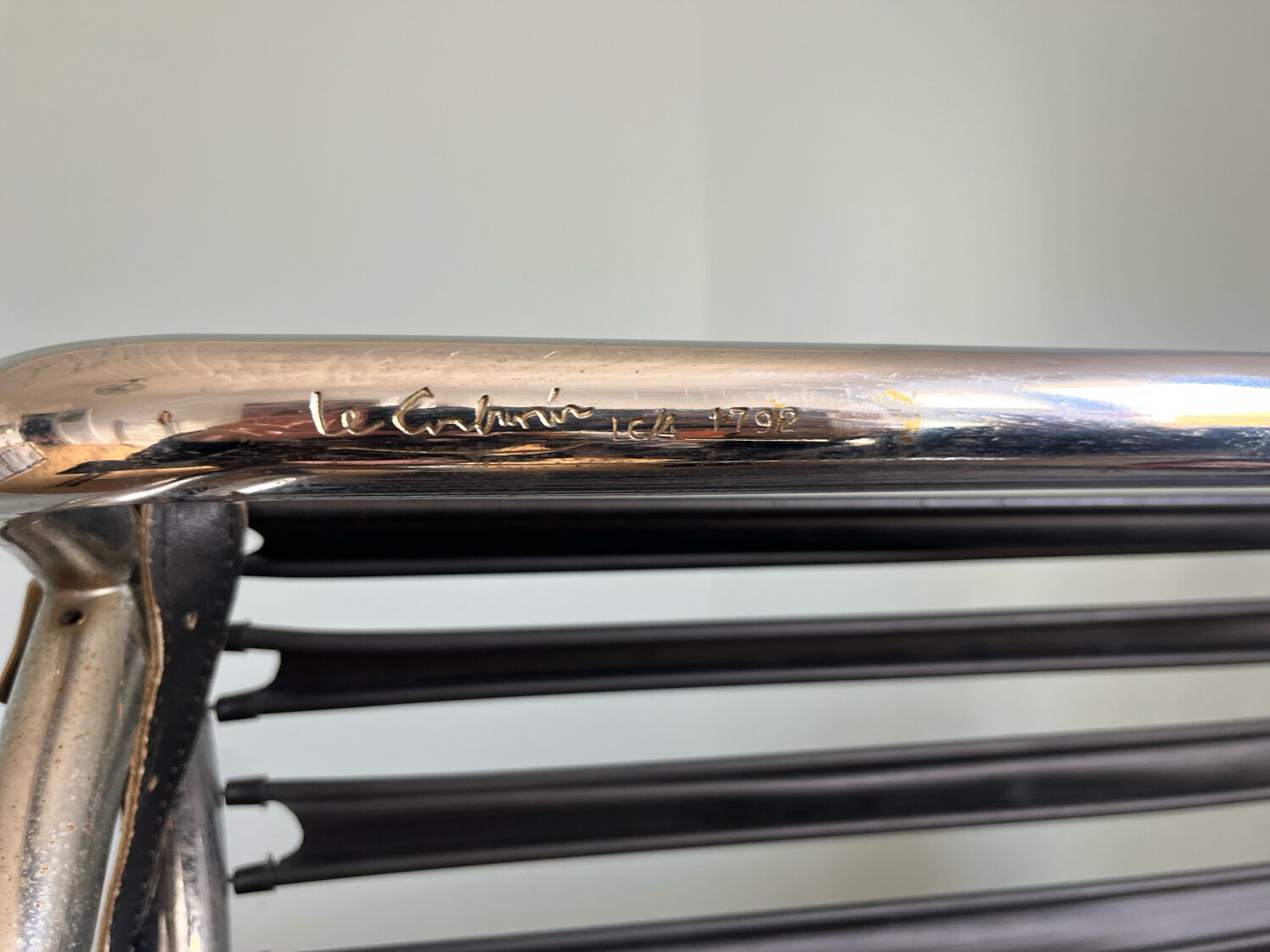 Chaise longue Le Corbusier LC4, signée et numérotée