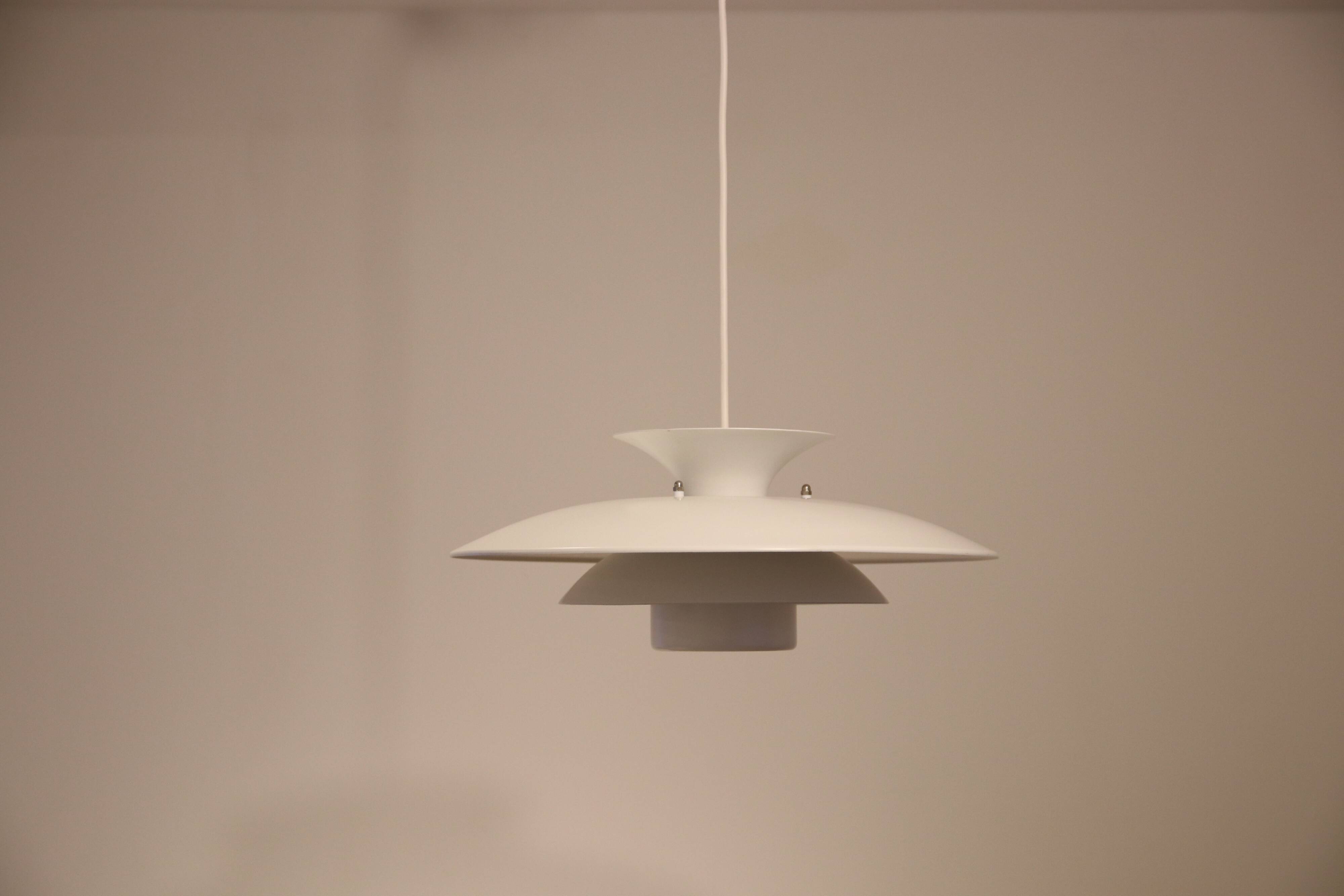 Lampe suspendue vintage blanche de design danois