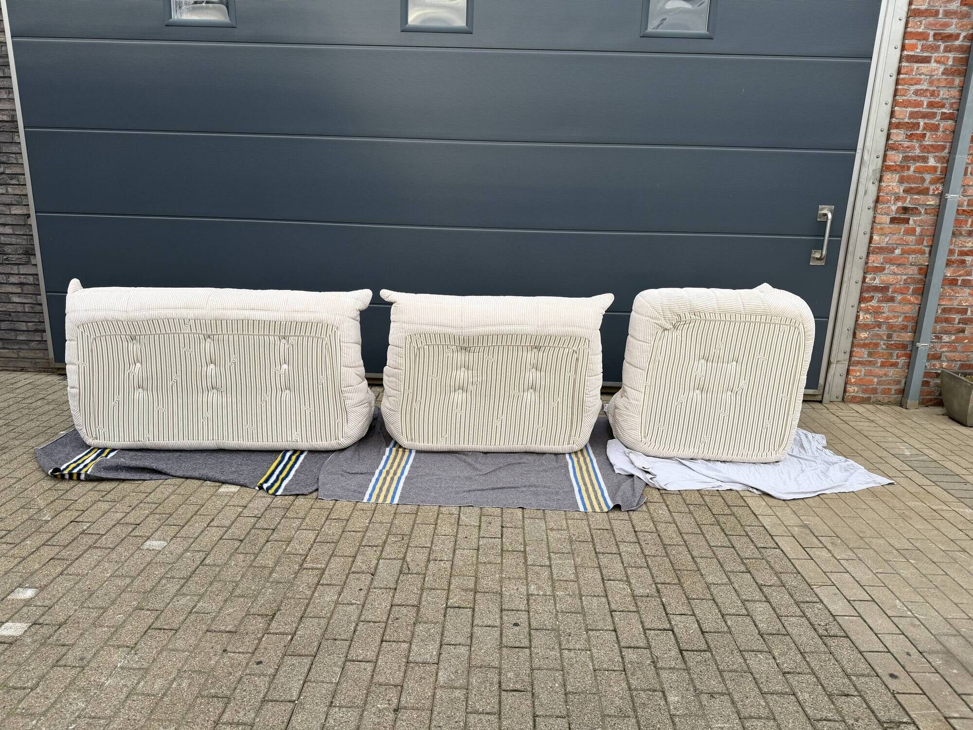 Original ligne roset togo set 3z, 2z + corner beige corduroy in new condition!!
