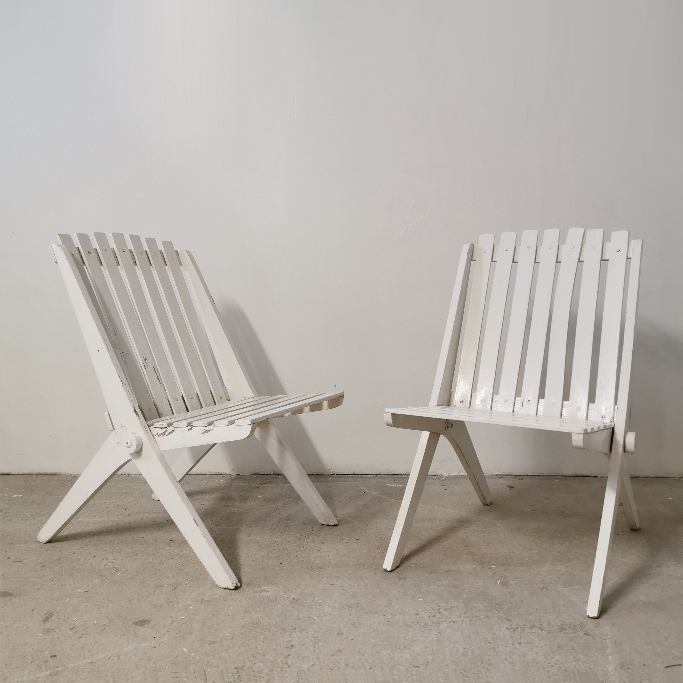 Pair of folding scissor chairs, 1950