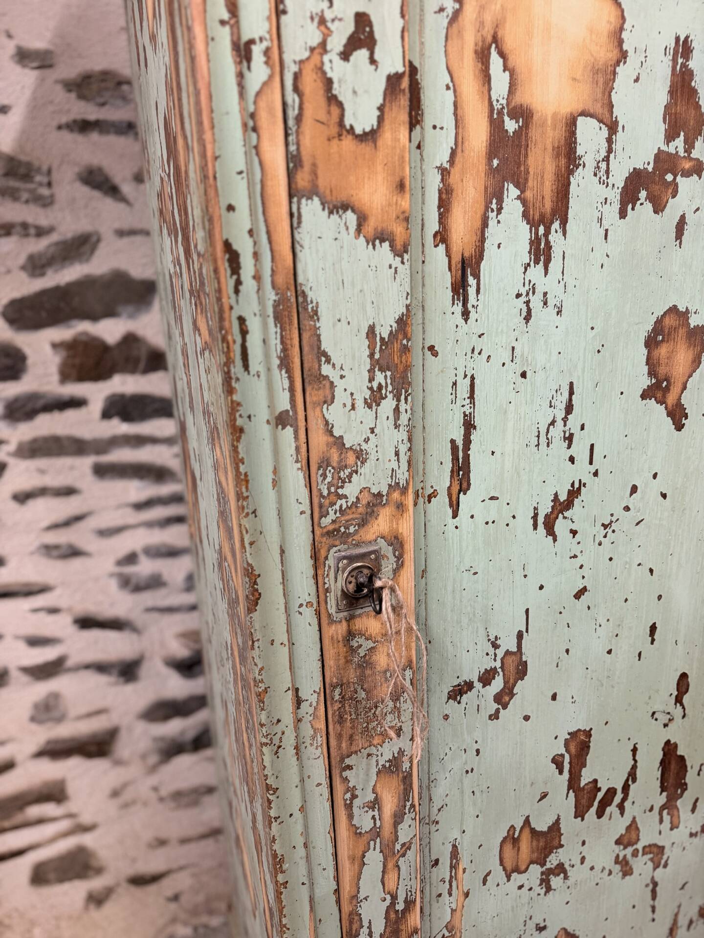 Superb vintage patinated bonnetière