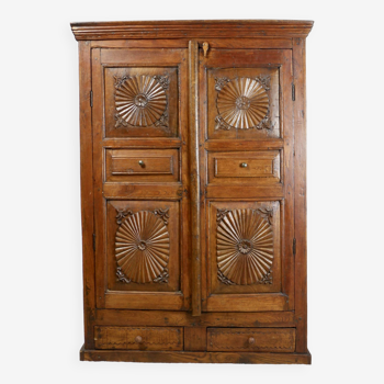 Armoire ancienne en bois sculpté