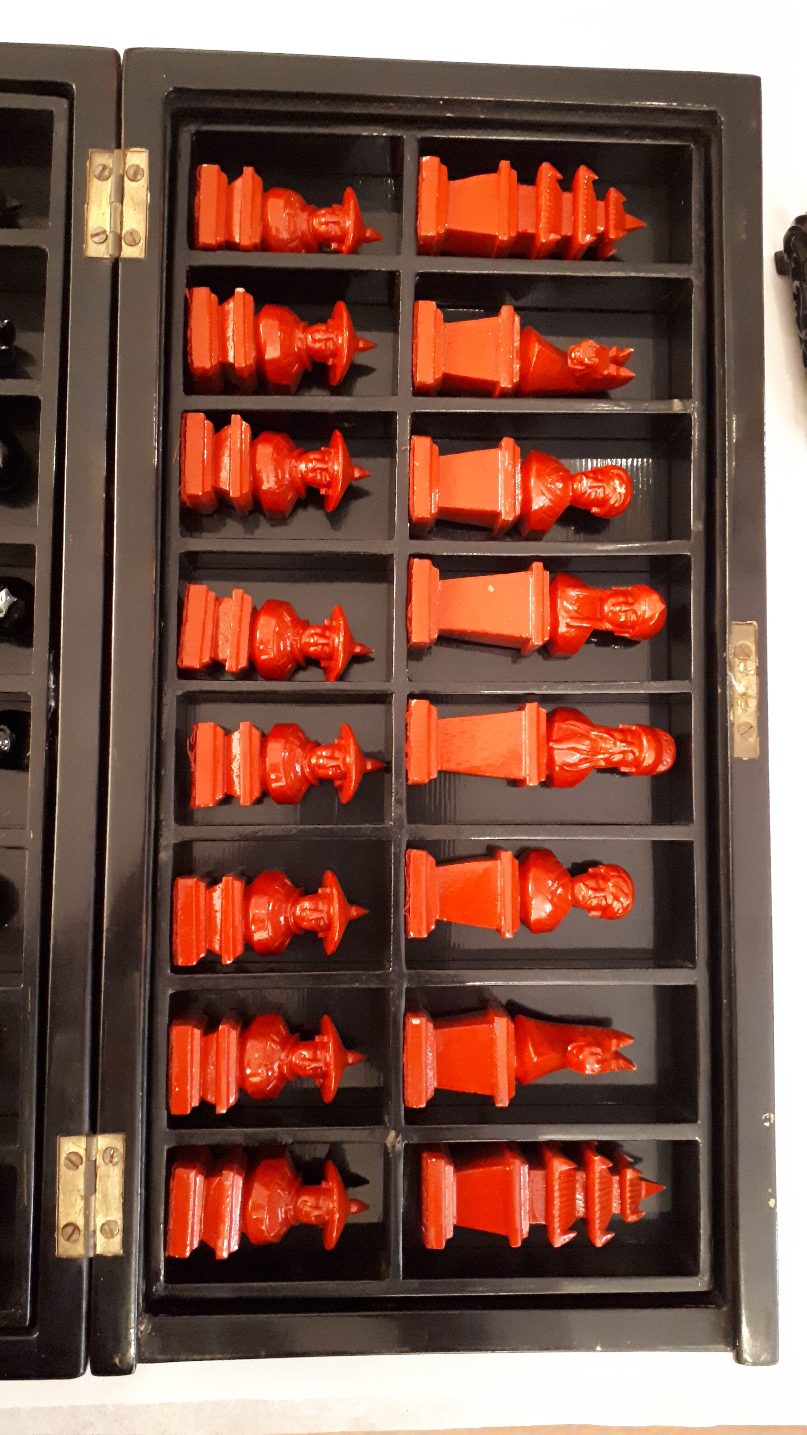 Chess in chinese lacquer red and black, chinese parts