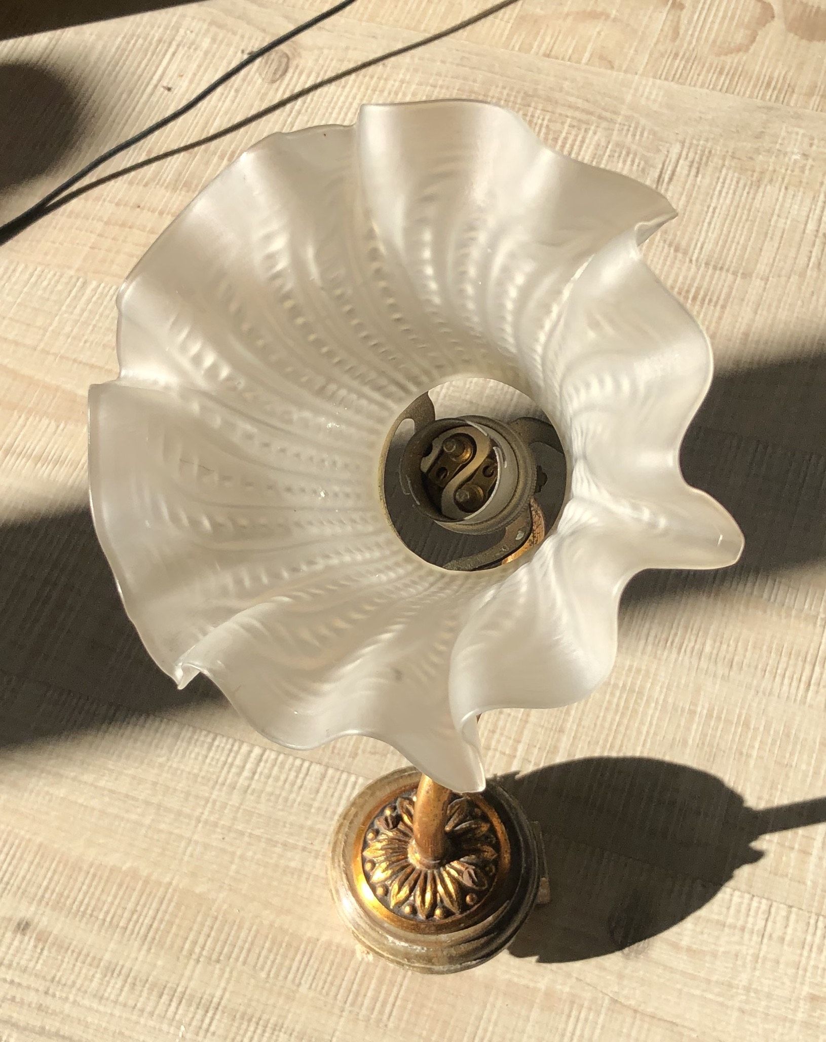 Wall light old swan collar wall in brass and frosted glass, good floral shape.