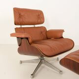 Fauteuil lounge avec repose-pieds en cuir aniline, conçu par Charles et Ray Eames