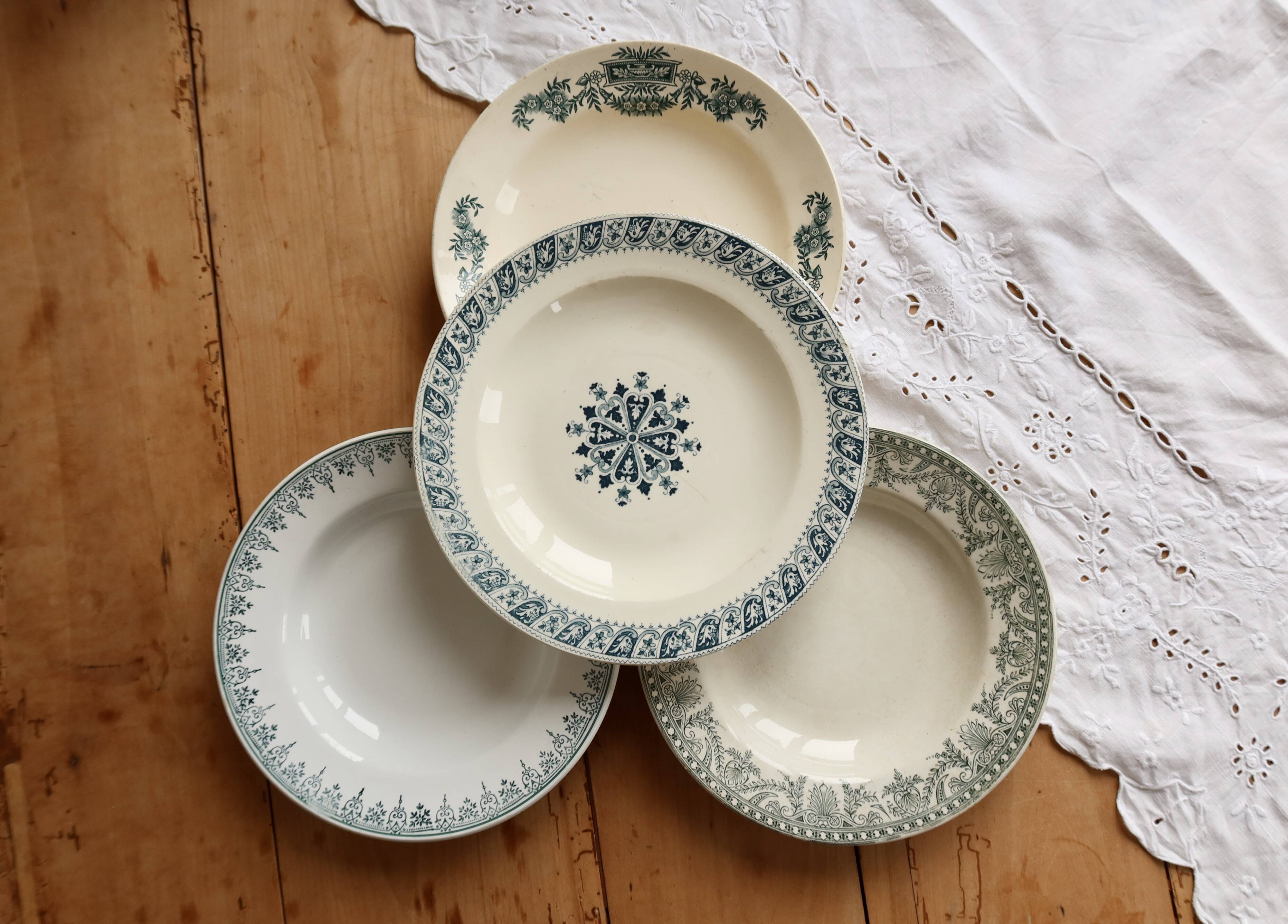 4 assiettes creuses terre de fer dépareillées tons bleu et vert