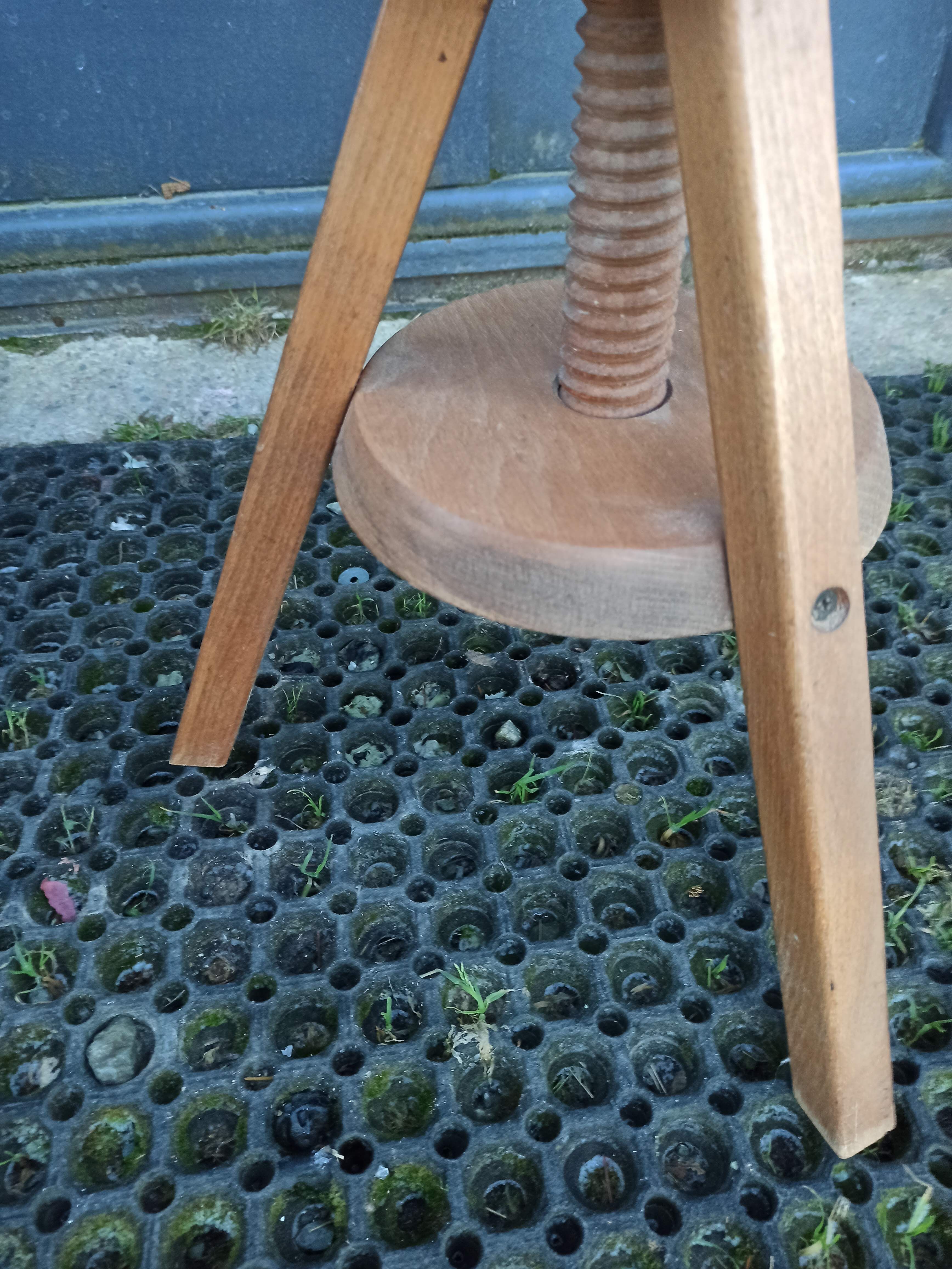Wooden workshop screw stool from 46 to 65 cm