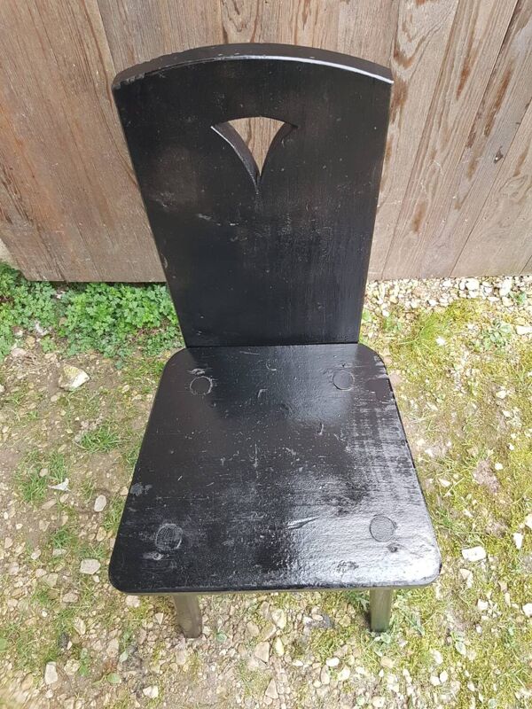 Ancienne chaise alsacienne montagne bois noir dossier forme ajouré vintage #a662