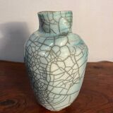 Vase en porcelaine céladon craquelée forme libre