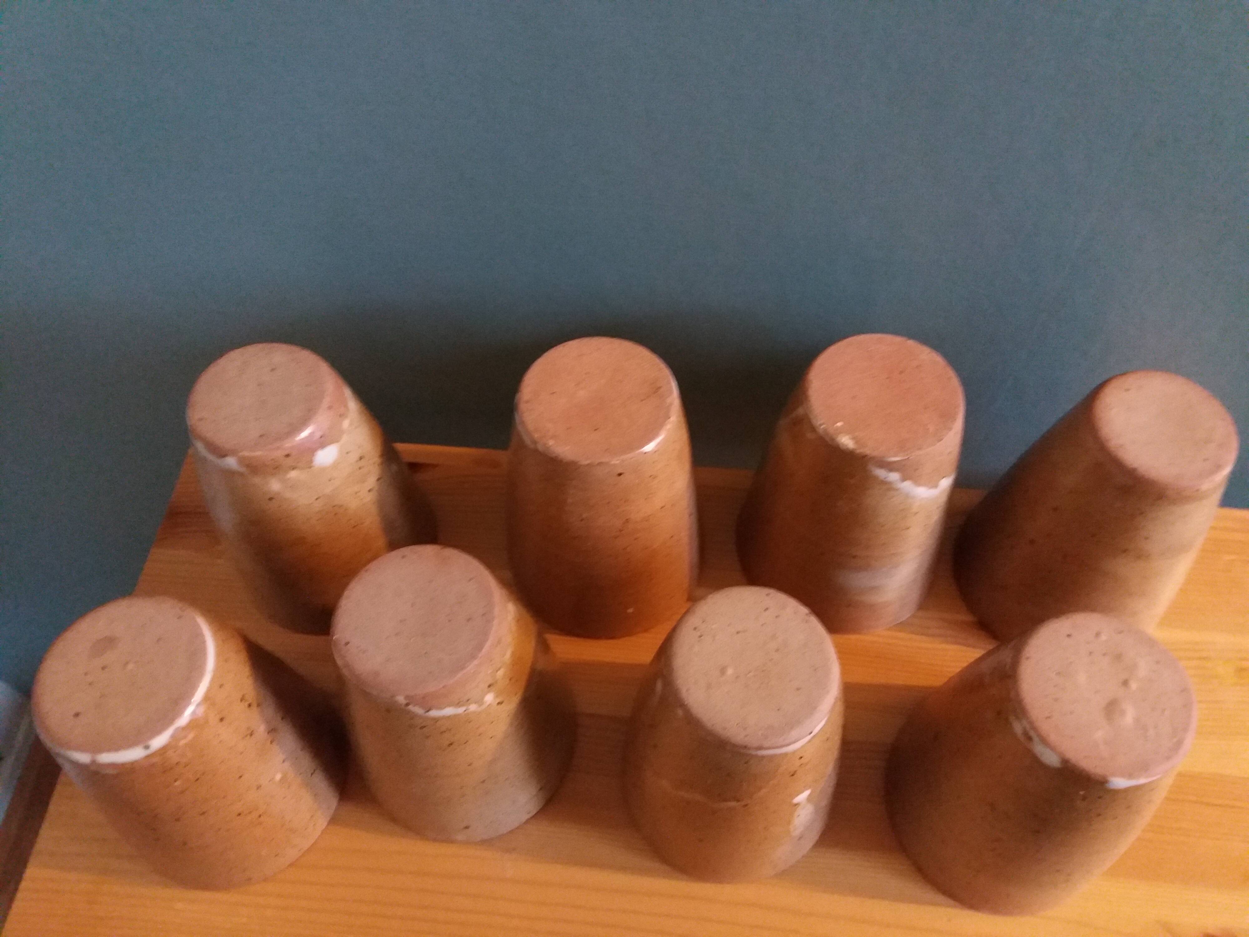 Ensemble de 8 tasses ou verres en grès tourné artisanal