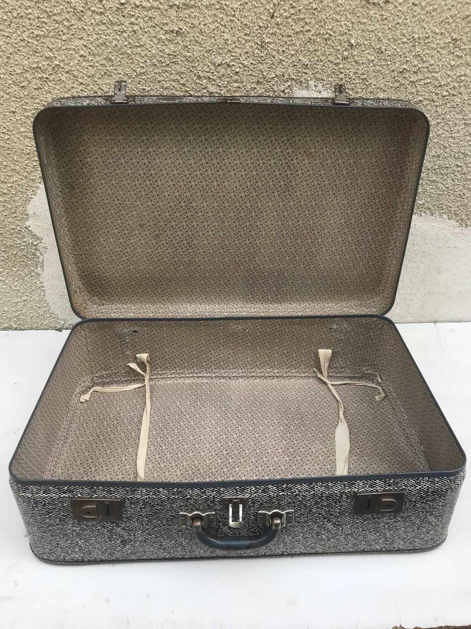 Old suitcase travel fibroc gray white trunk + vintage metal cove