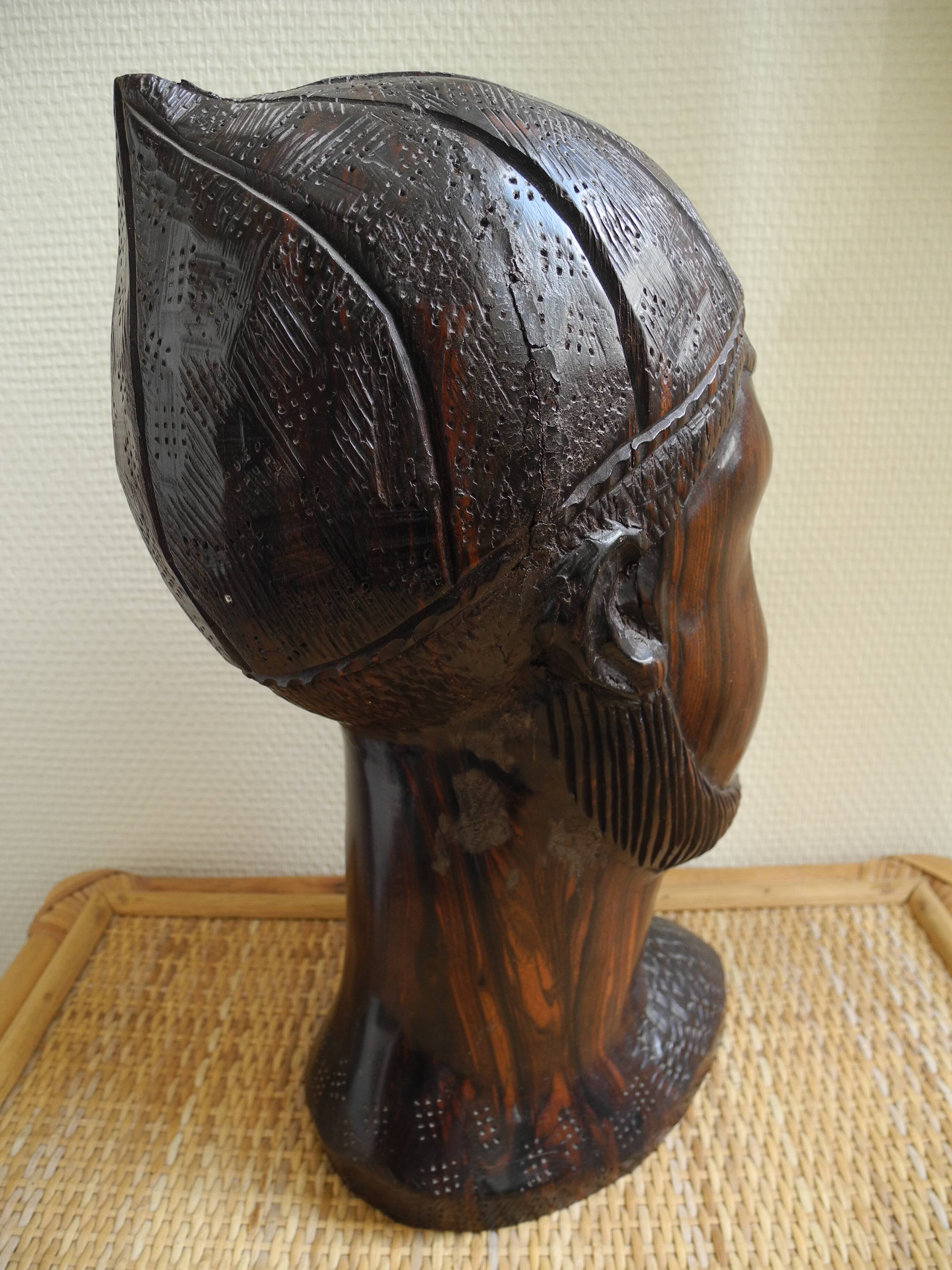 Pair of African sculptures from the 50s