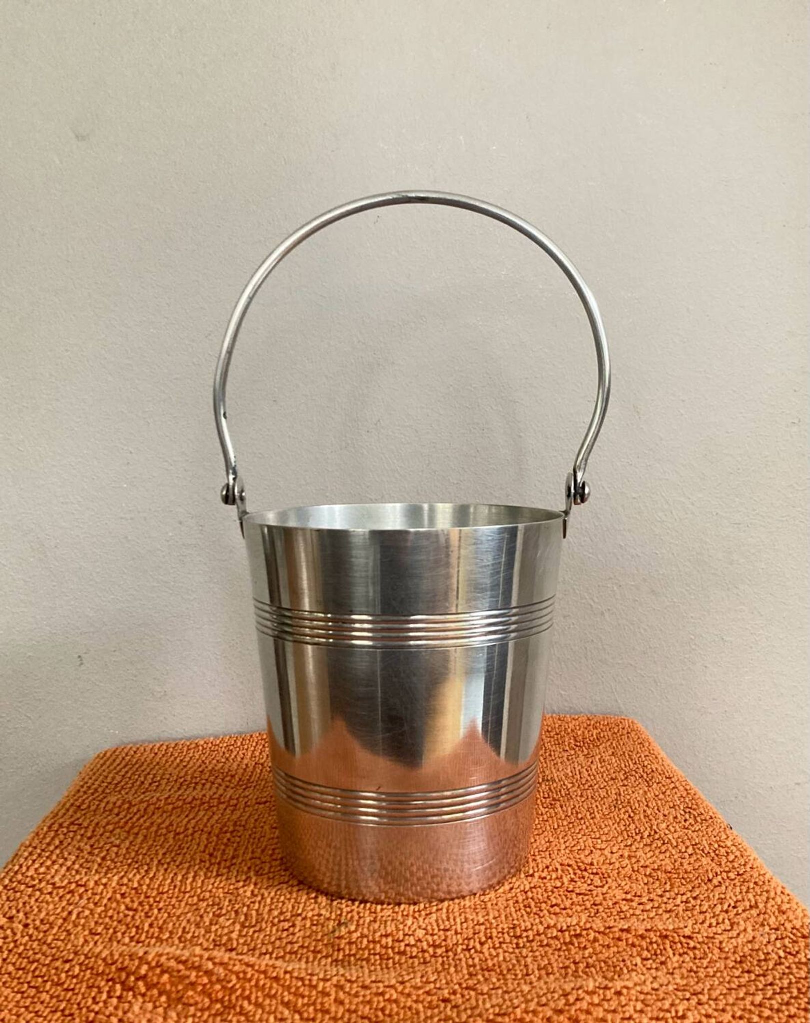 Ice bucket with handle from the late 19th / early 20th century in hallmarked silver-plated metal