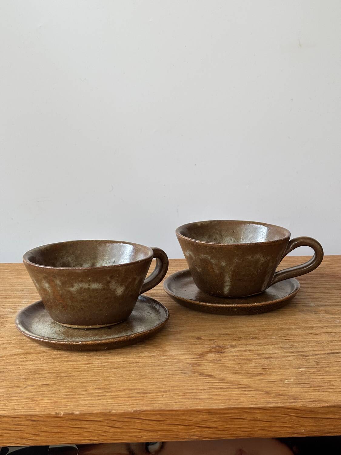 Tasses et sous-tasses en grès vintage