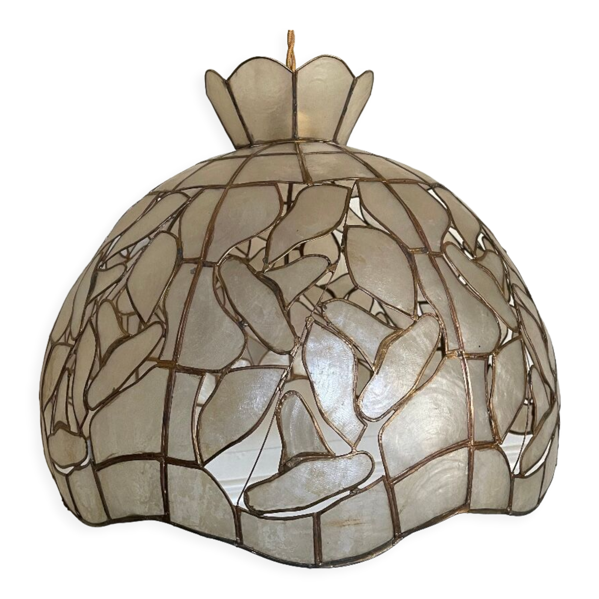 Mother-of-pearl and brass suspension