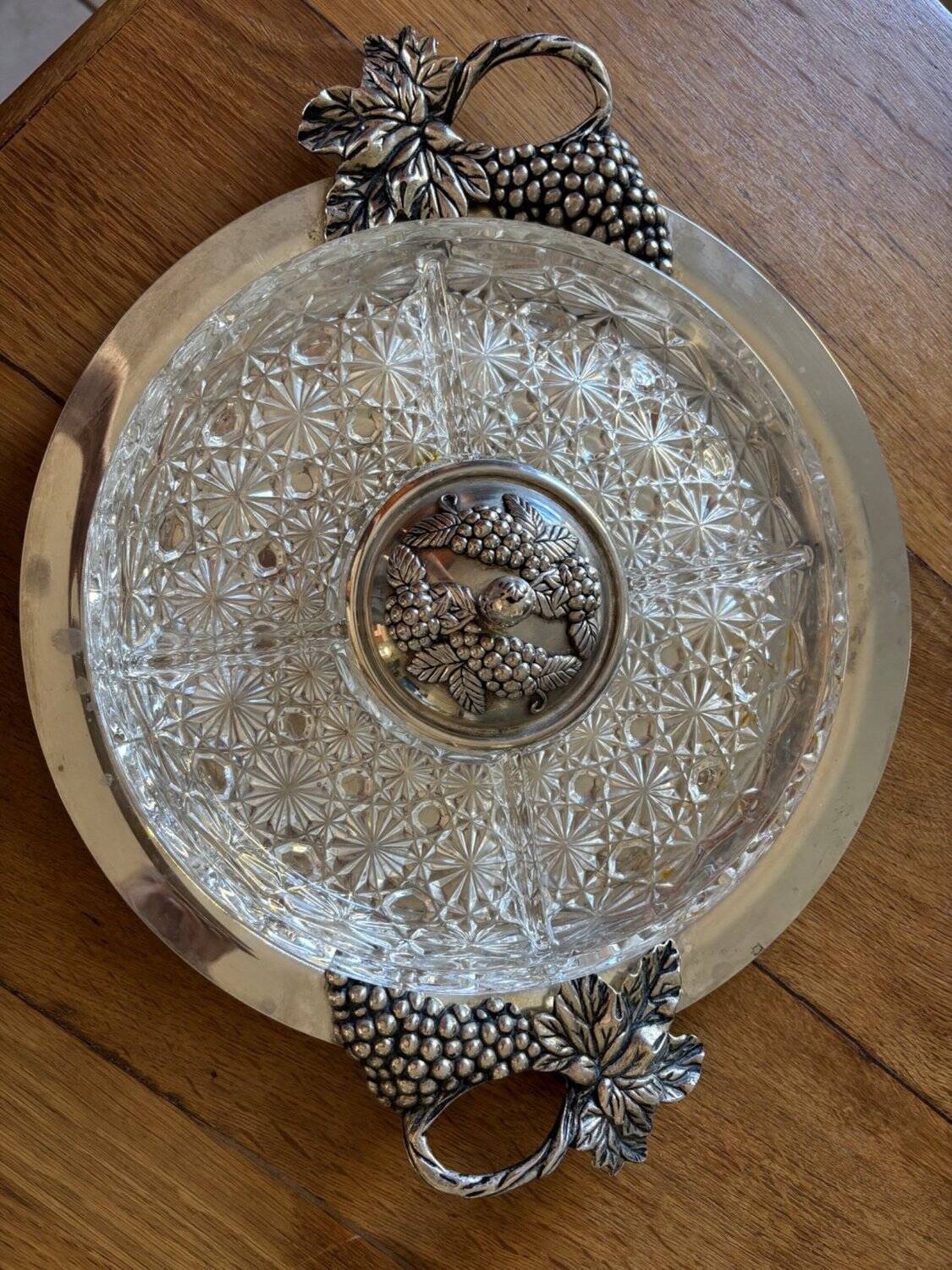 Art Nouveau presentation plate, cut crystal, silver-plated metal, vine leaves, 1900.