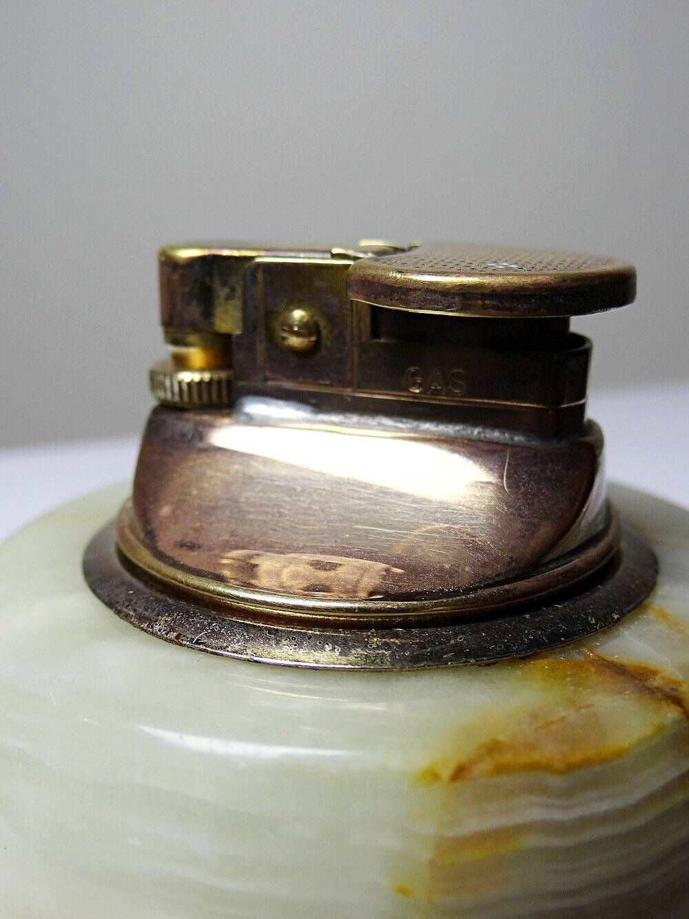 Small vintage copper and onyx table lighter, gold-plated metal and copper, 1960s-1970s