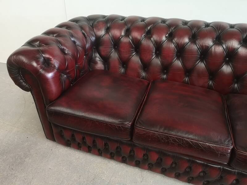 Three-seater chesterfield burgundy leather sofa