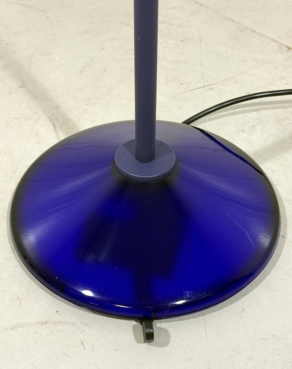Lampadaire Arteluce Jill A380 en bleu, Italie, années 1970.