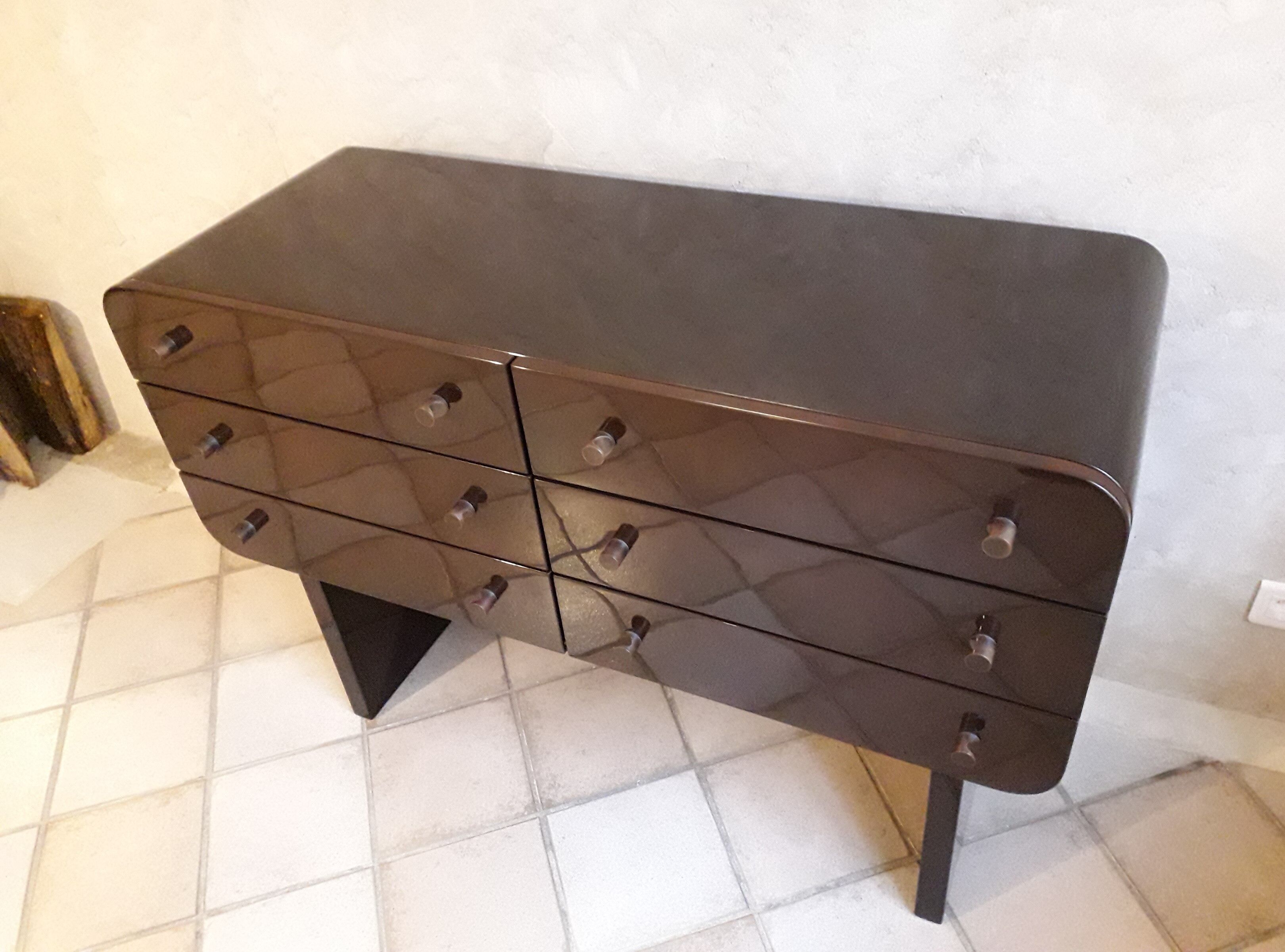 Chest of drawers