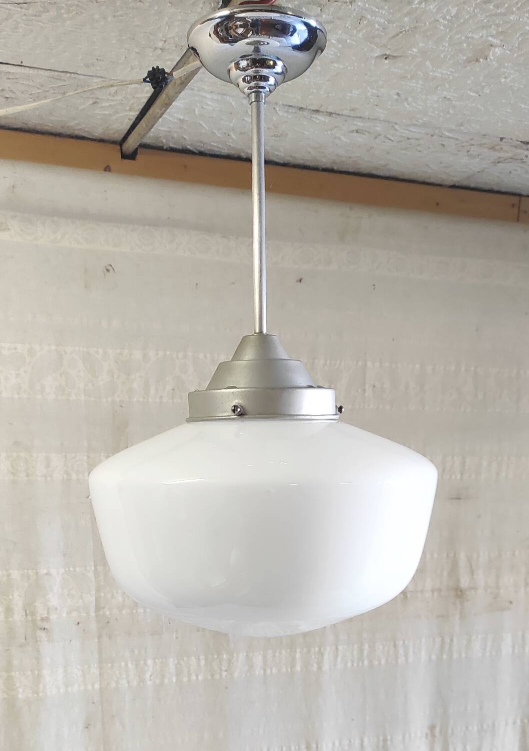 Suspension style Bauhaus globe opaline XL diam. 30cm - début XXeme
