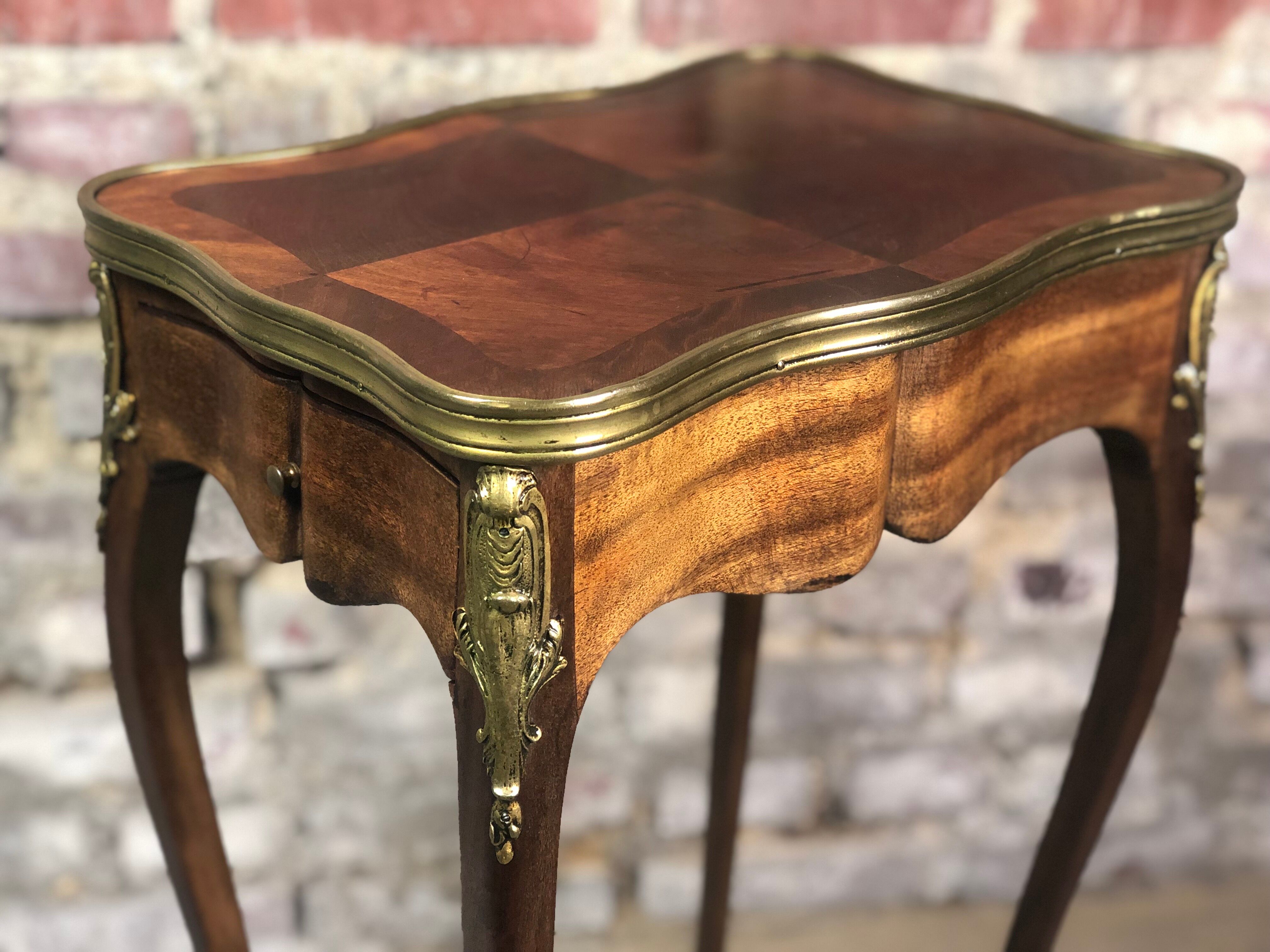 Side table Louis XV style curved in blond mahogany decorated bronze
