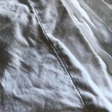 Drap ancien 100% lin. Bordures à bribes brodées. En parfait état.