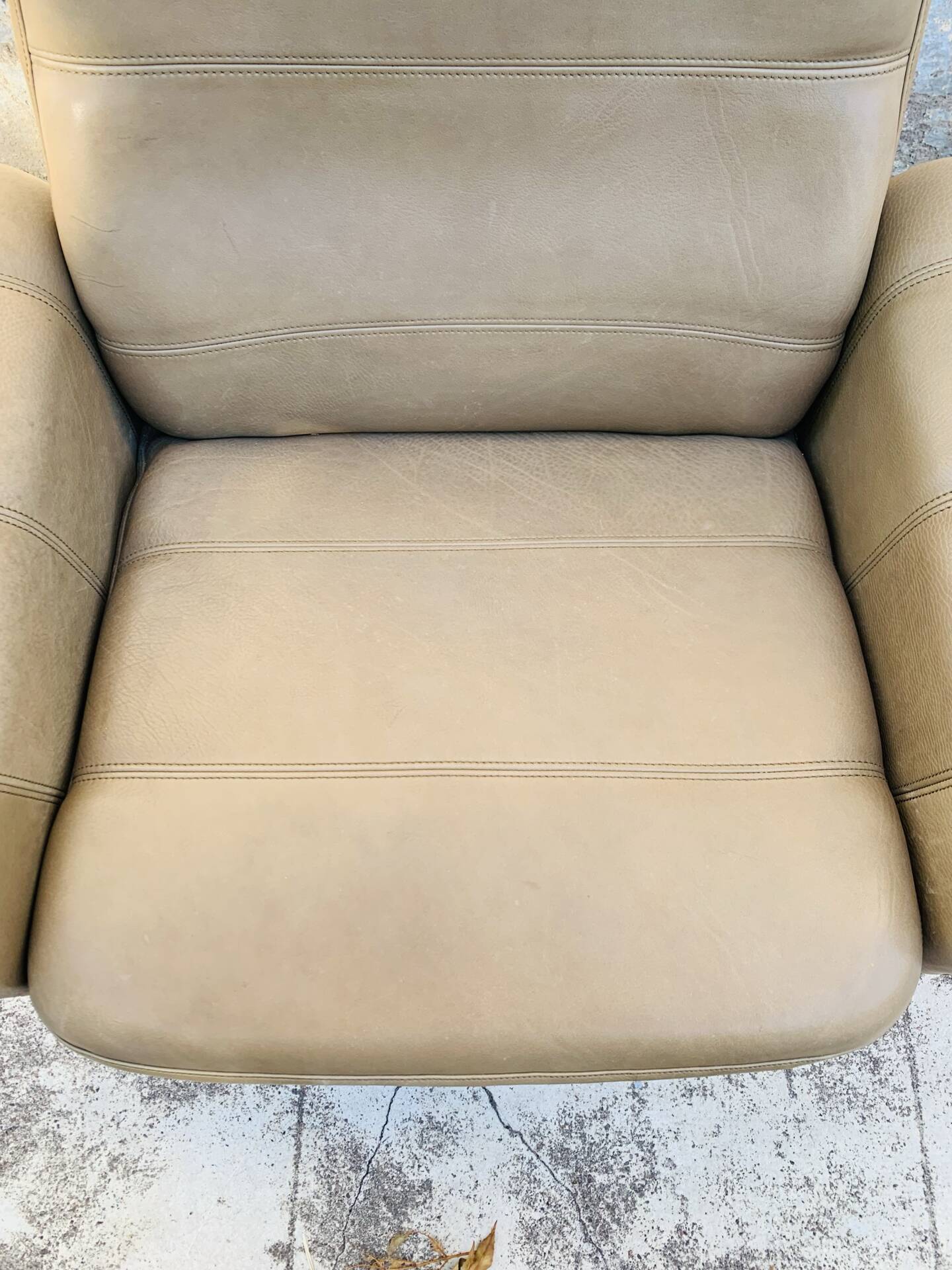 Vintage De Sede leather swivel chair, tulip base.