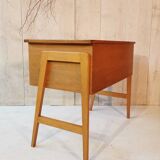 Spindle leg desk