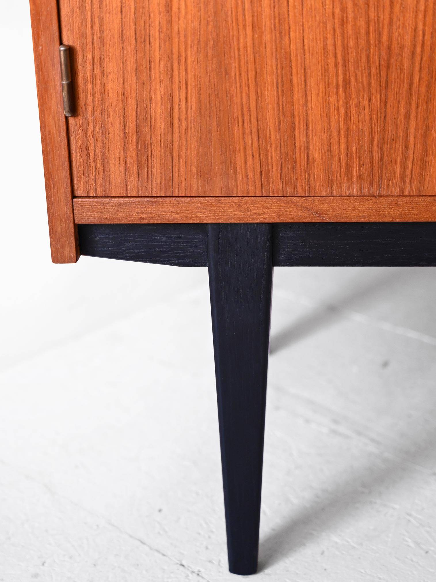 Buffet scandinave avec plateau coulissant