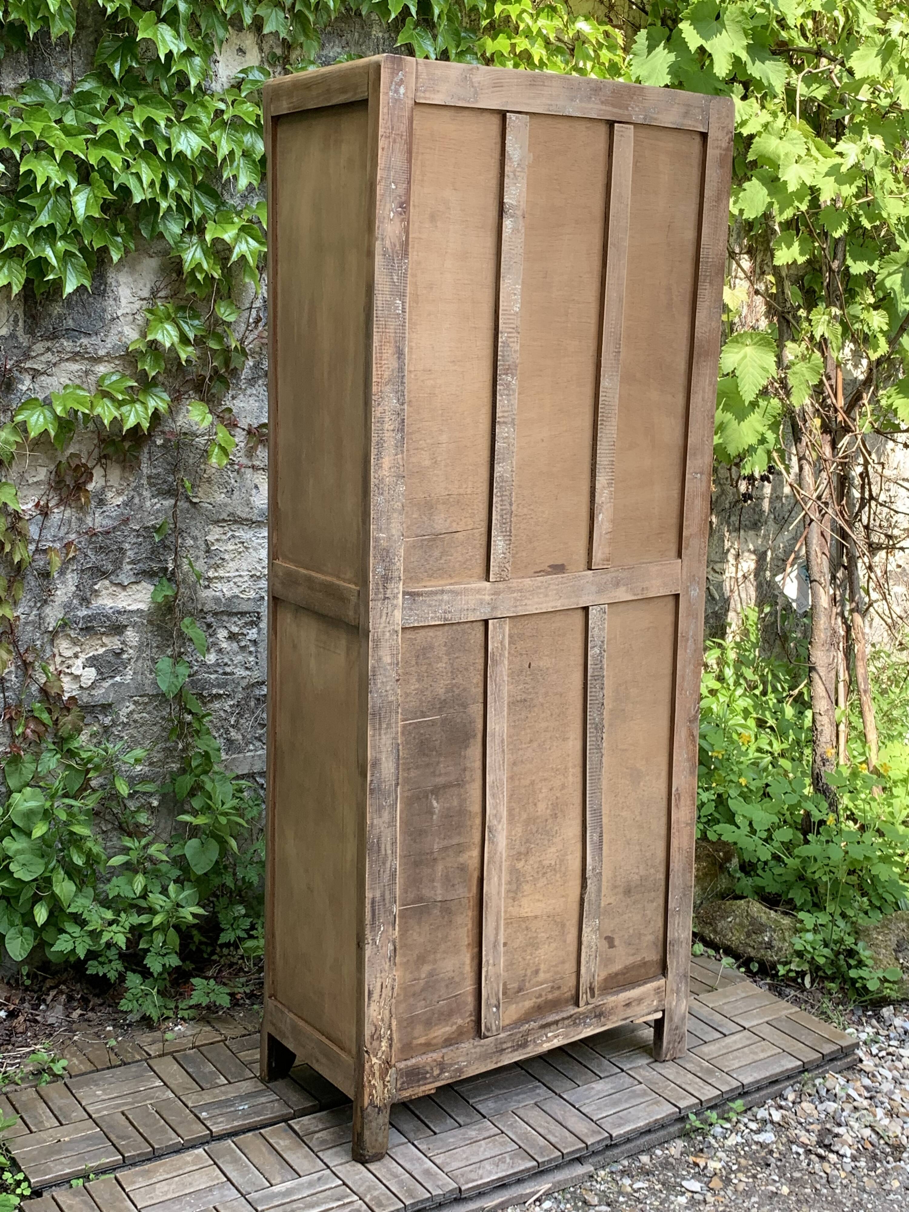 Armoire parisienne vitrée en bois brut, 1940