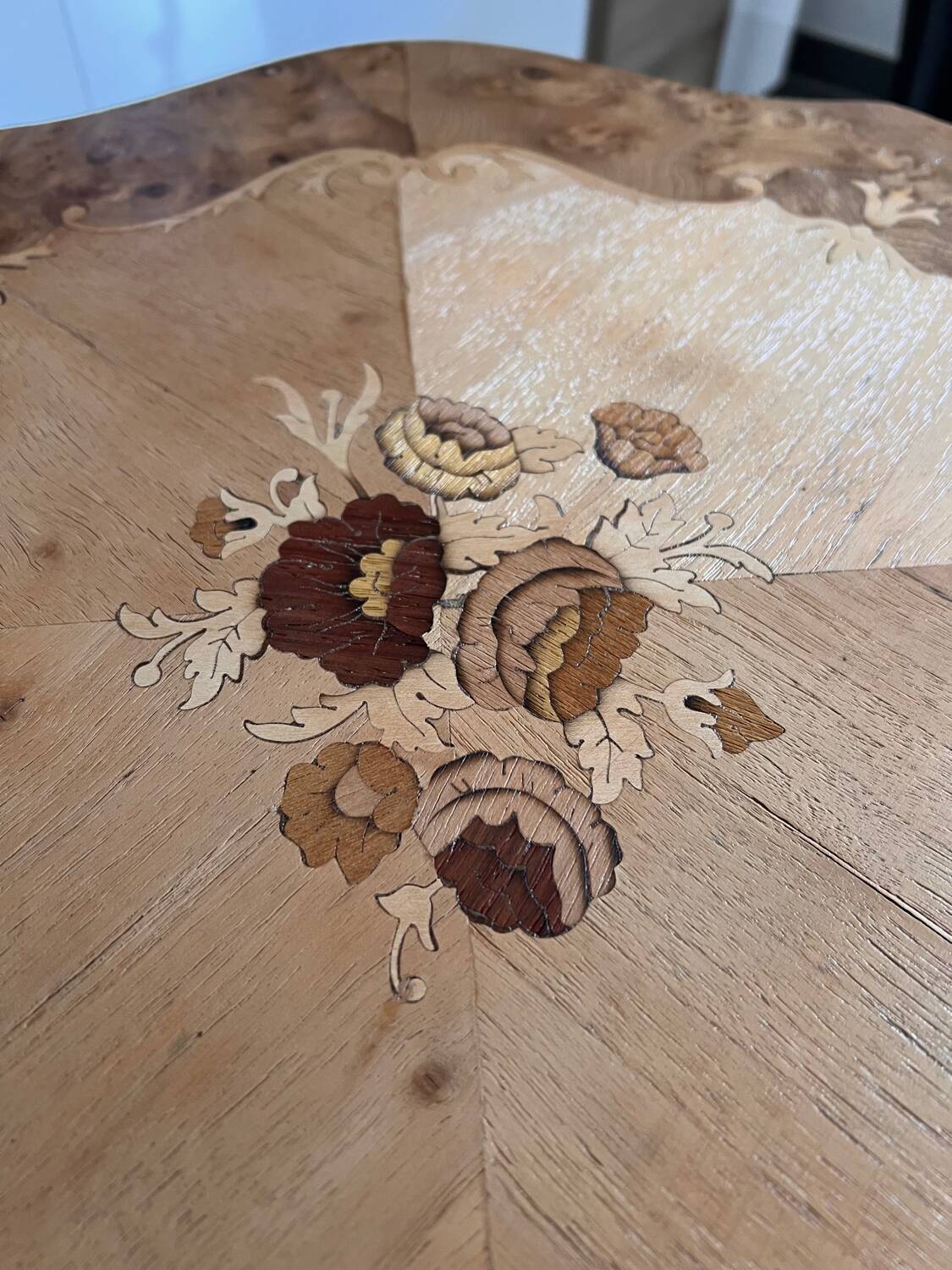 Guéridon ancien rénové avec marqueterie fleur