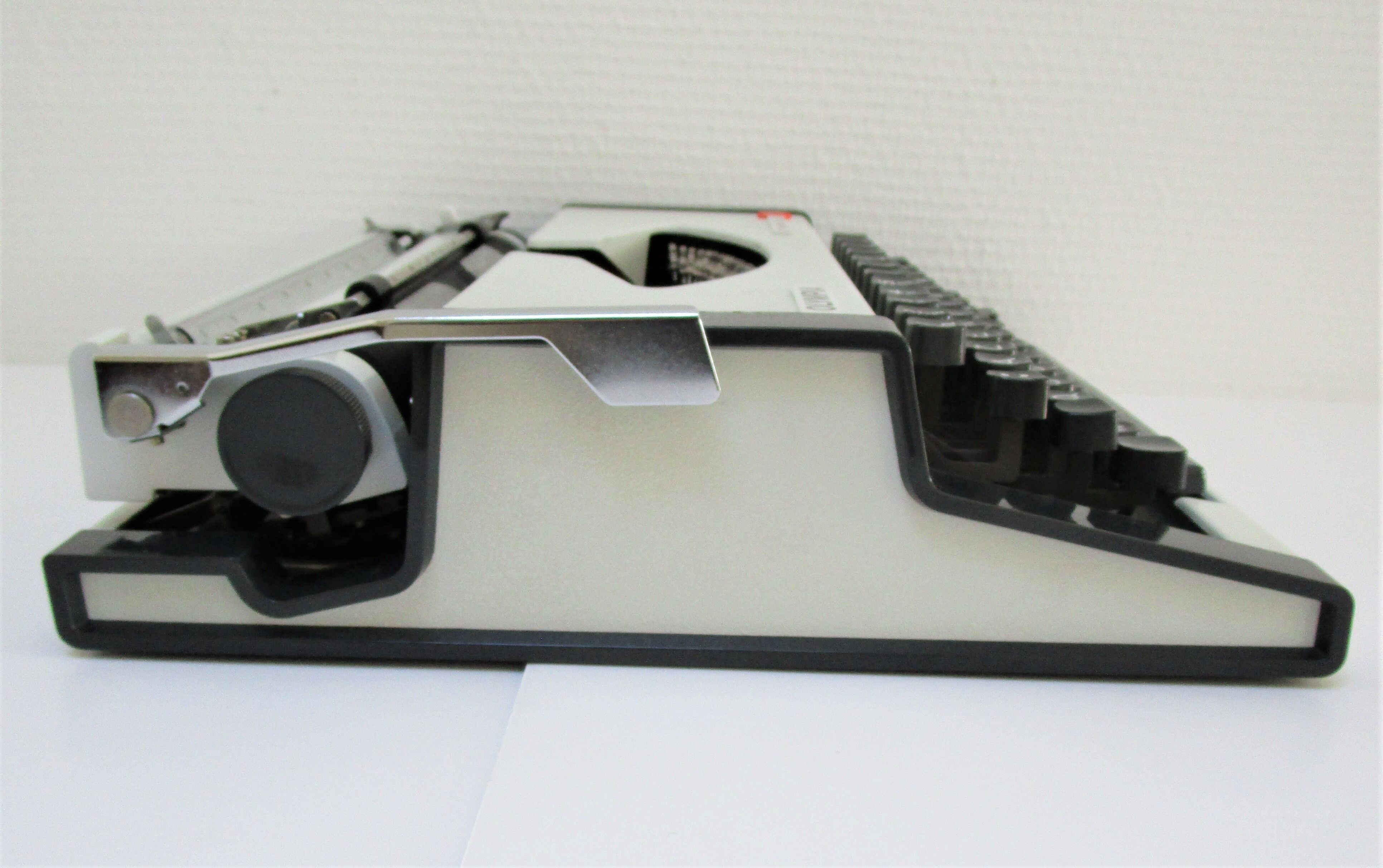 Olympia traveller typewriter luxury 70s