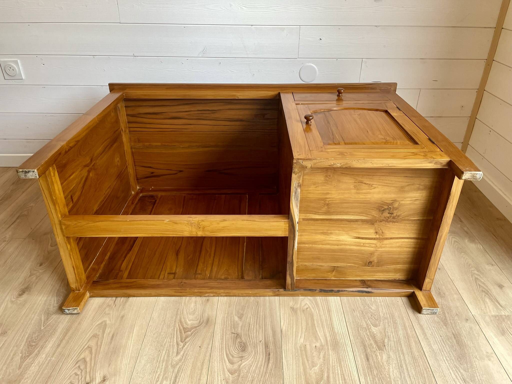 Vintage wooden desk with 1 drawer and 1 door.