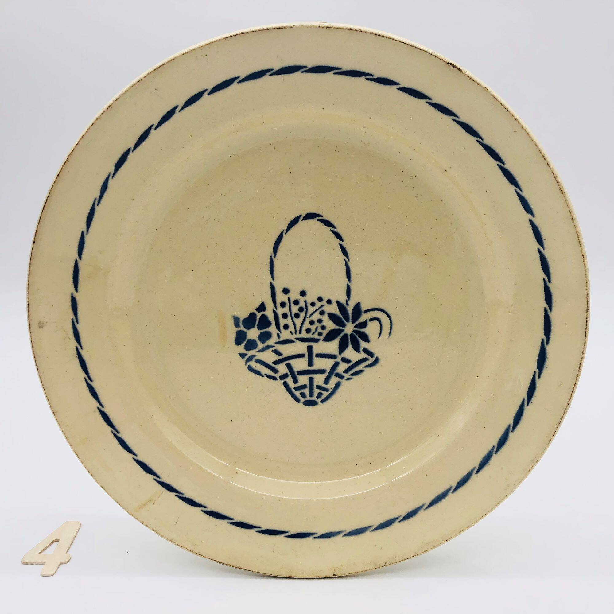 Series of 6 mismatched dinner plates.