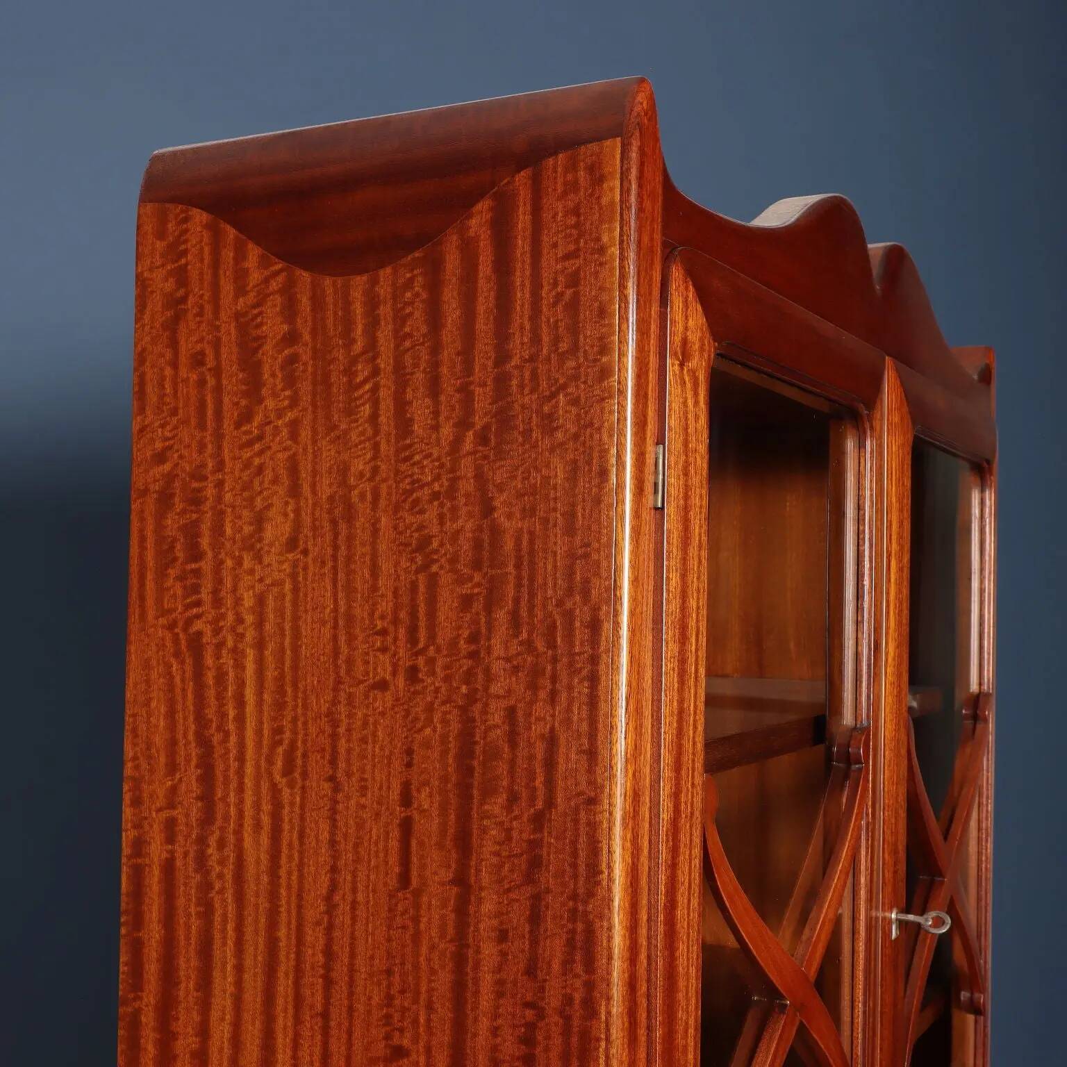 Vintage trumeau in mahogany veneer, Italy, 1950s.