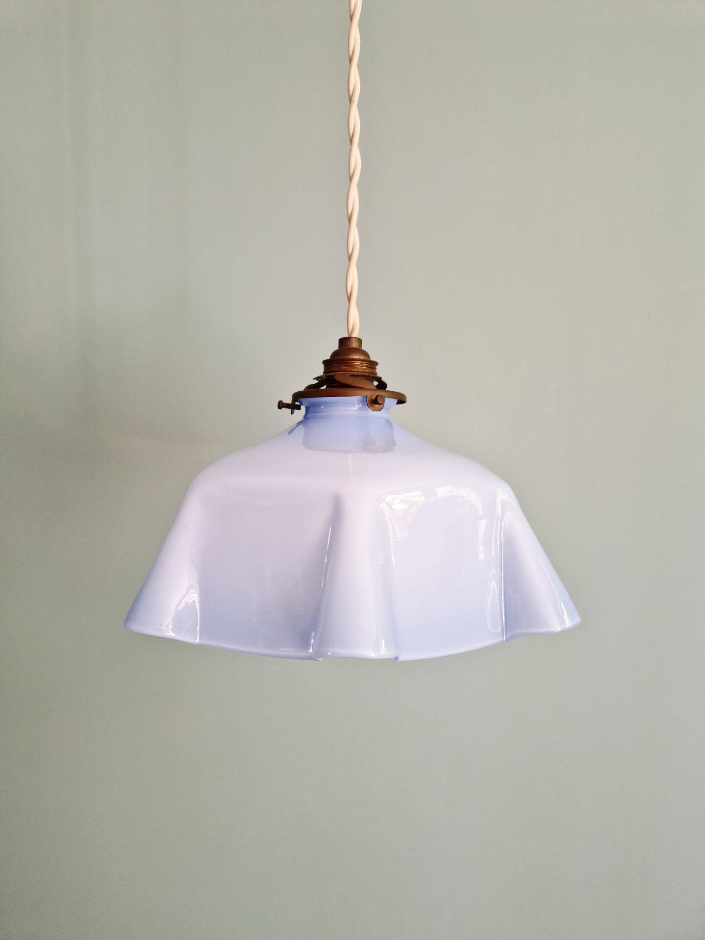 Art Deco suspension in pleated mauve opaline, 1920-30.