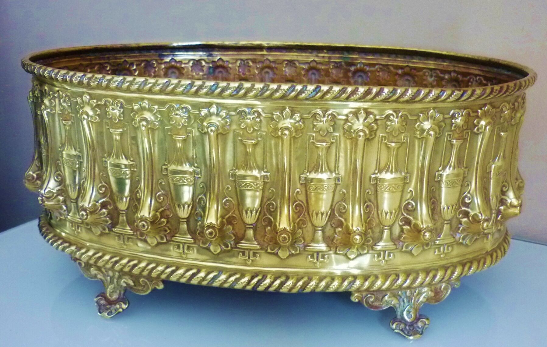 Old planter, repelled brass, nineteenth century, antique décor